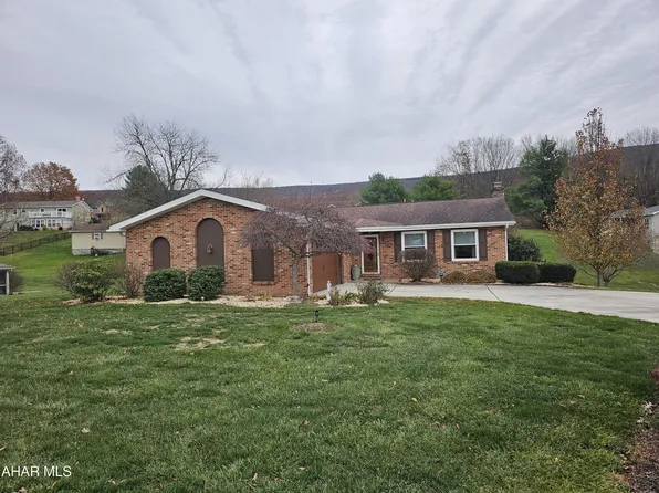 1855 Dixie Ln, Altoona, PA 16602