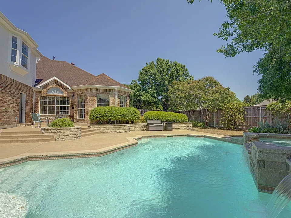 130 W Clubview Ct