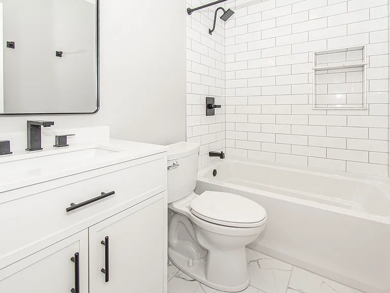 118 Camelot Ct — Photo 1