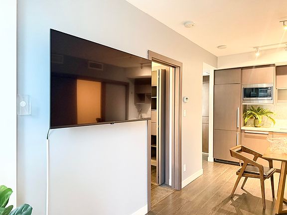 5th image of 68 Smithe St #517