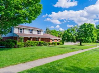 2201 Hedgewood Dr, Bloomington, IL 61704