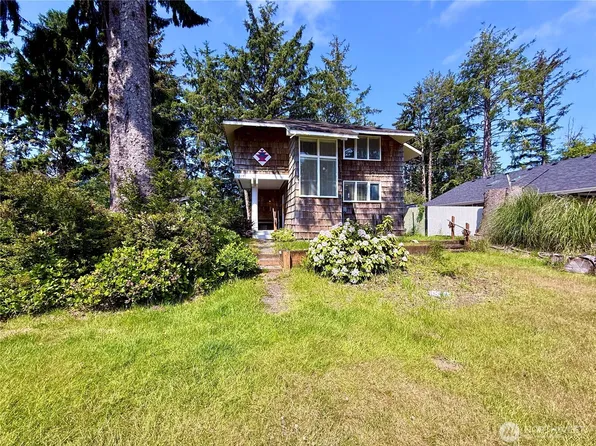 877 Mount Olympus Avenue SE, Ocean Shores, WA 98569