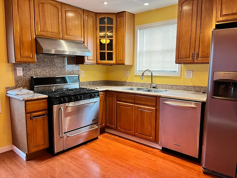 2224 Whyte Park Ave #B — Photo 3