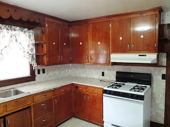 5th image of 415 Lowe St
