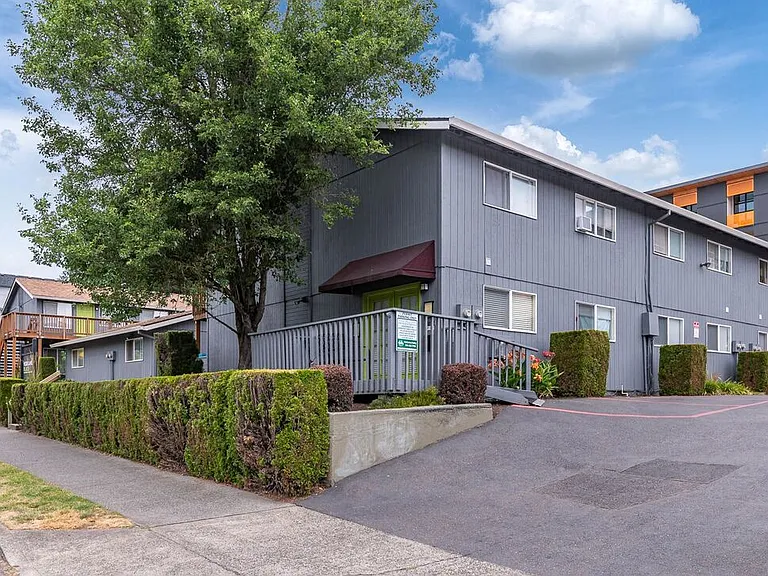 Moreland Place Apartments — Photo 27