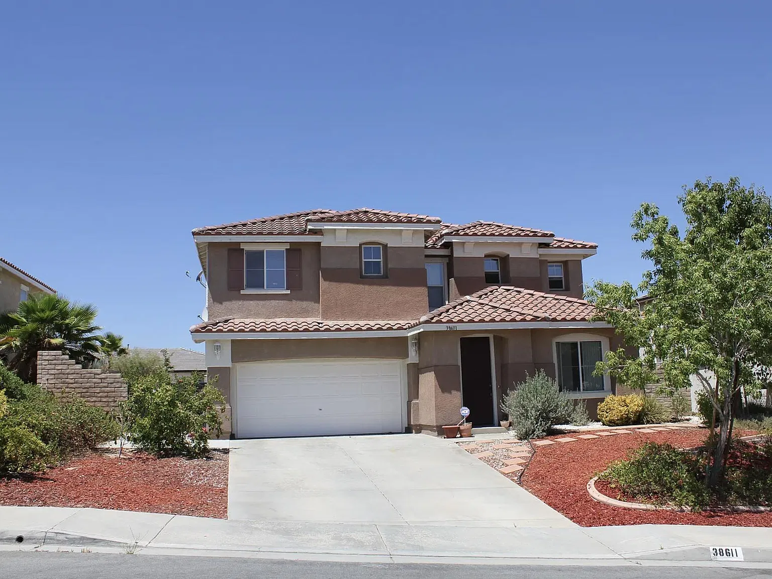 6 bed, 2936 sqft, $3,495 — Photo 2