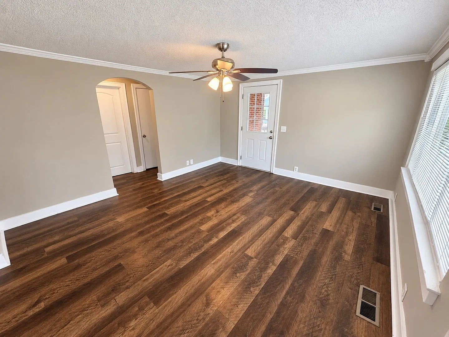 2 bed, 1.0 bath, 786 sqft, $1,250 — Photo 2