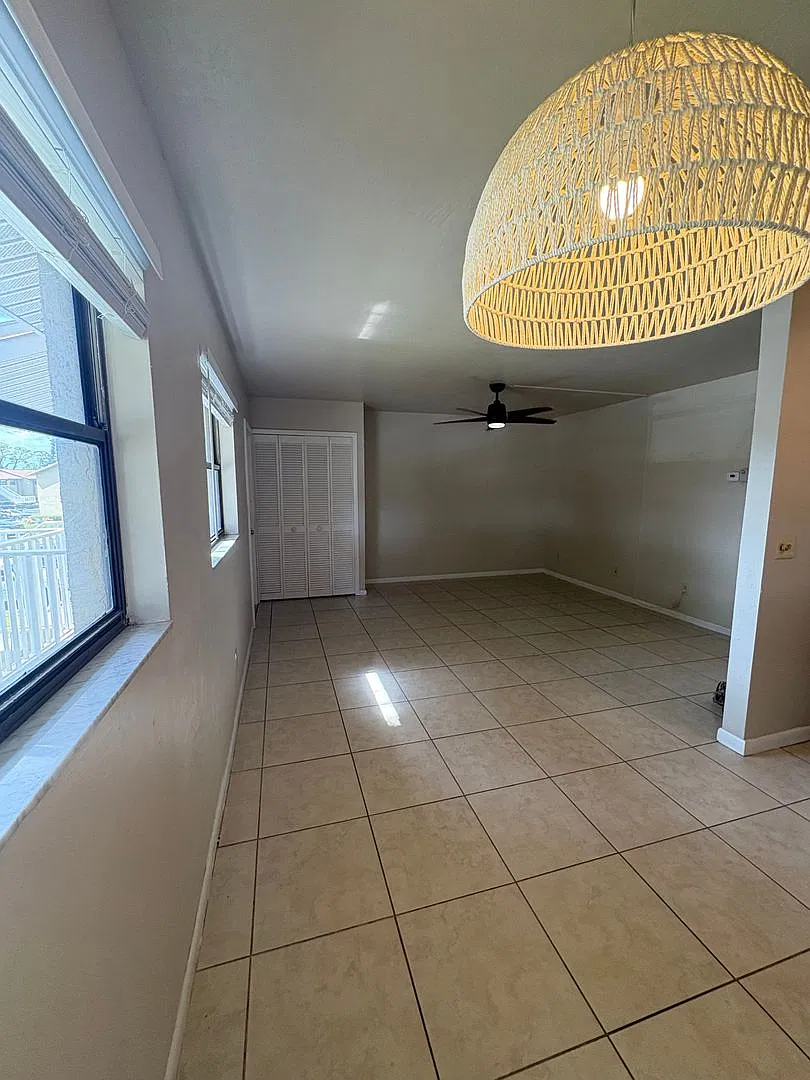 Charming 2-Bedroom Condo in Lochmoor Villas - Community Pool & In-Unit Laundry! — Photo 4