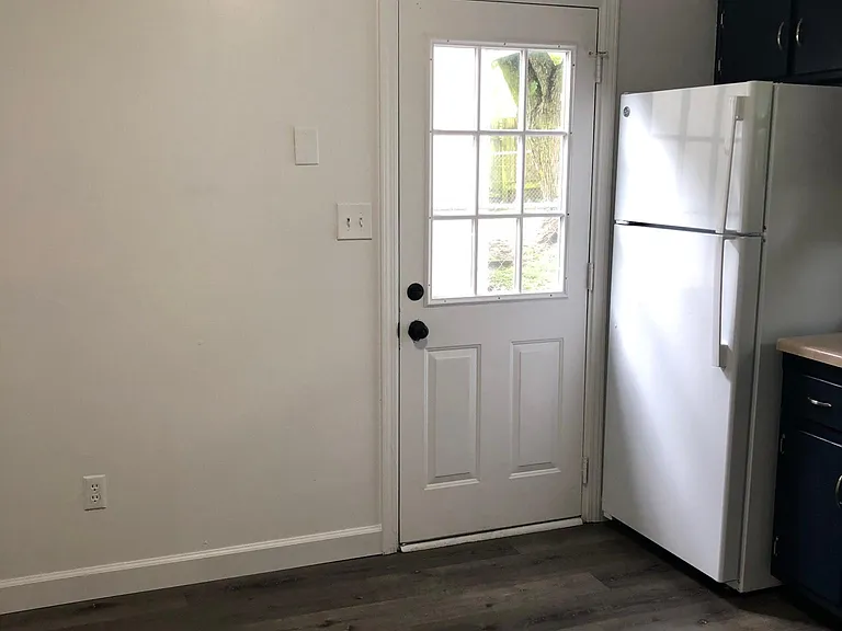 Door from kitchen to backyard