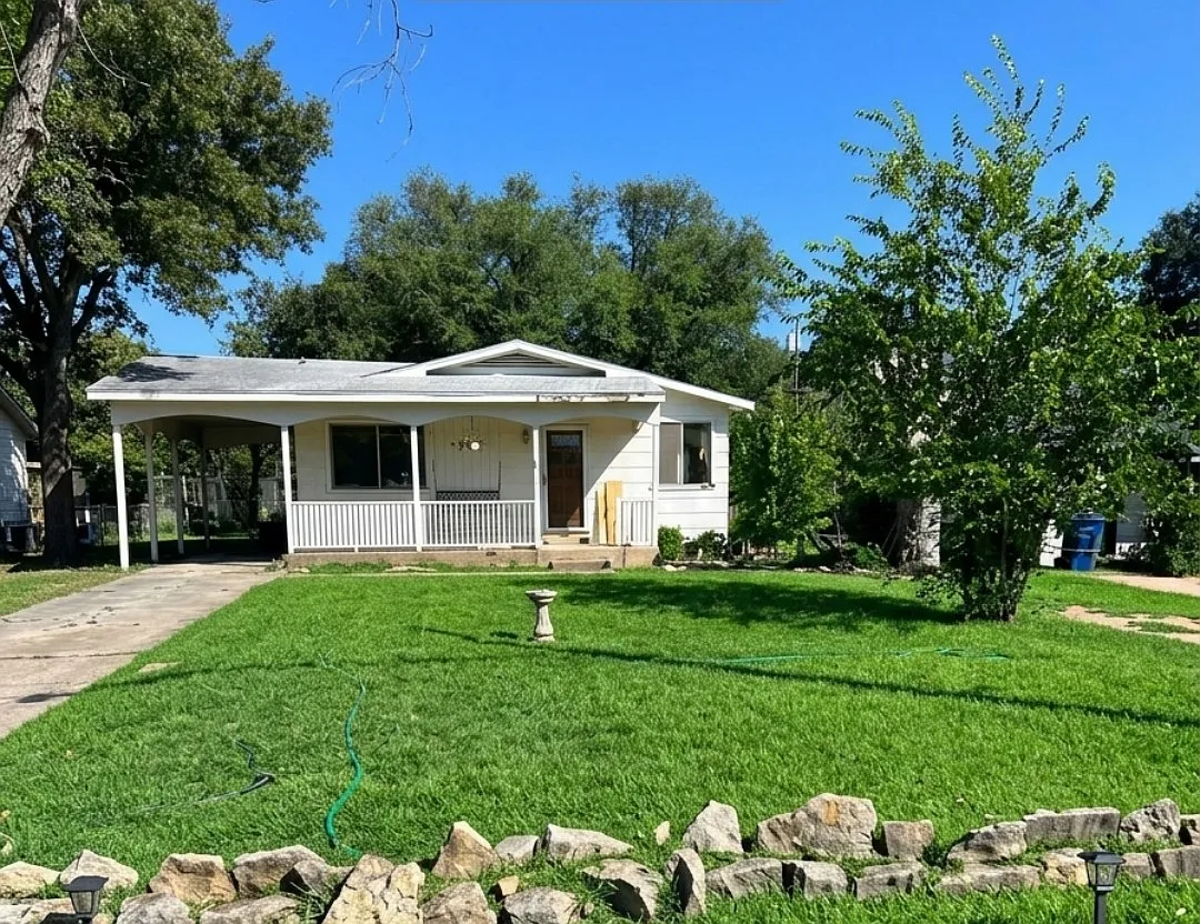 3 bed, 1.5 bath, 1204 sqft, $1,500 — Photo 1