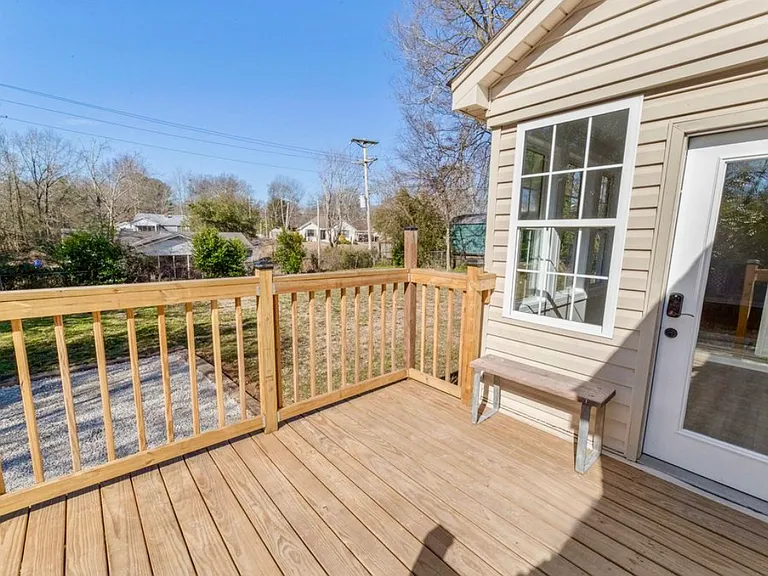 1033 N Pine St — Photo 27