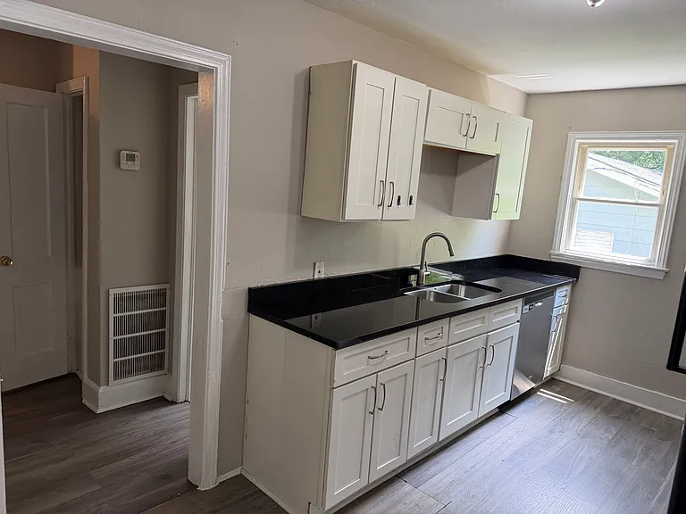 807 Macon St #B — Photo 6