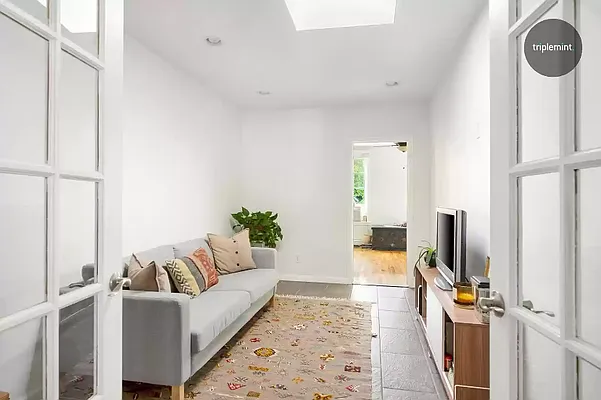 Rented by The Agency | media 18