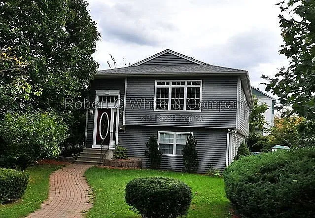 114 Queen St — Photo 1