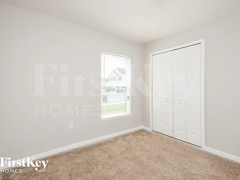 926 Killarney Ln — Photo 13