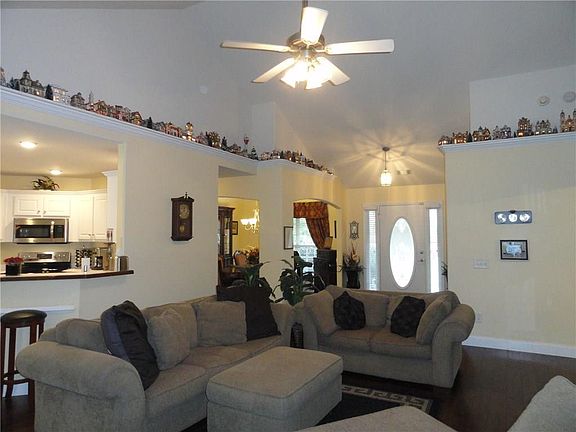 4th image of 290 Psalms Dr