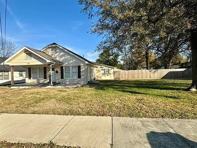690 McConnell St — Photo 3