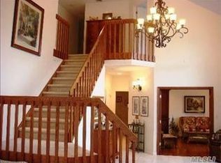 22 Hunting Hollow Ct, Dix Hills, NY 11746