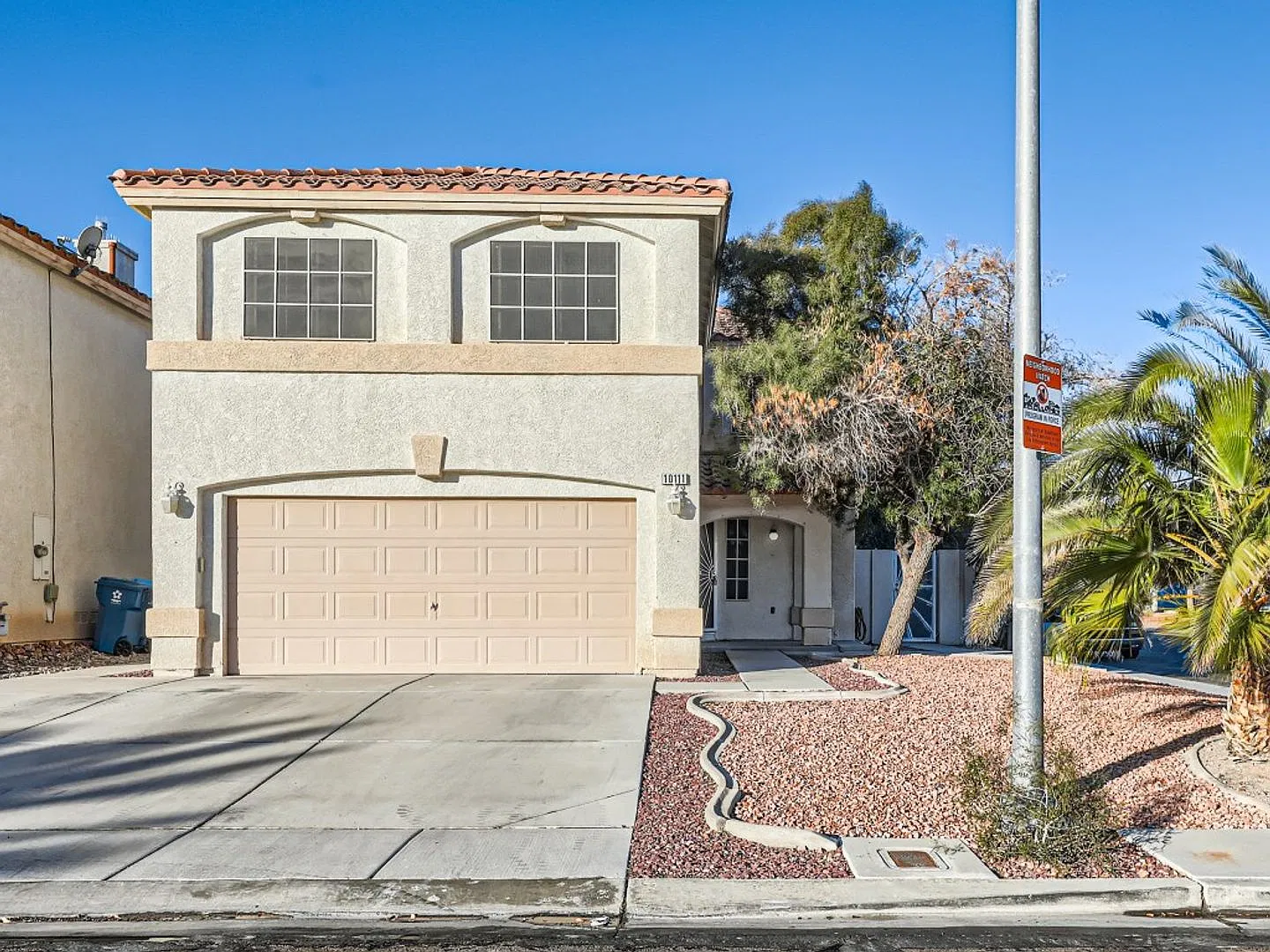 Nice 4 bedroom with a pool in Silverado Ranch area — Photo 1