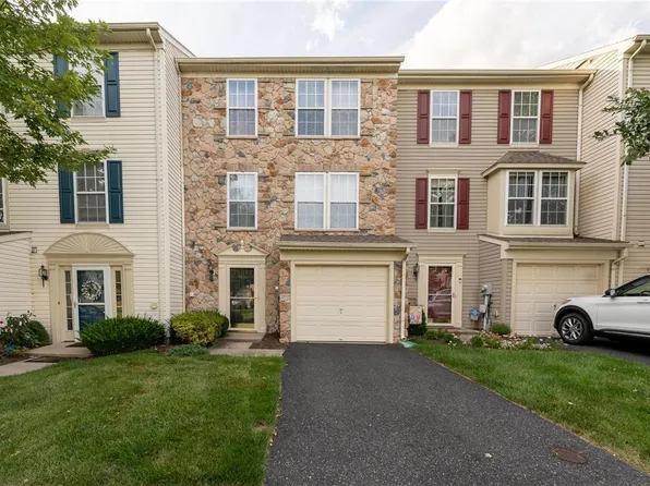 4067 Tournament Ct, Center Valley, PA 18034