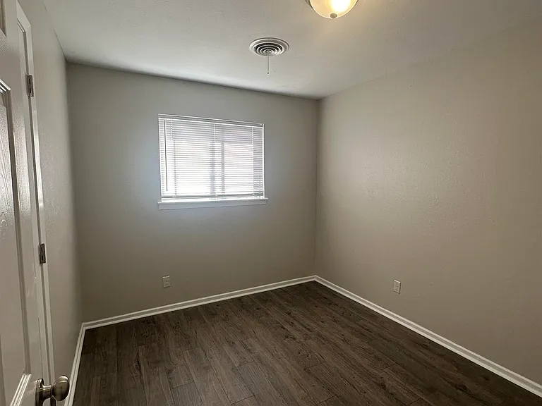 910 Van Horn St — Photo 8