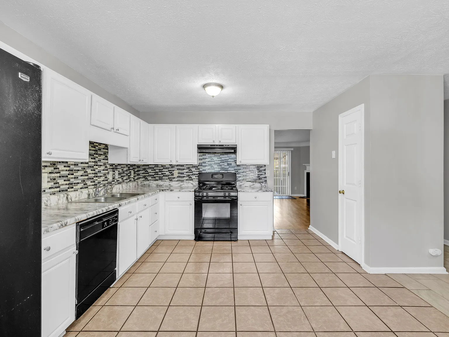 3 bed, 2.5 bath, 1488 sqft, $2,100 — Photo 3