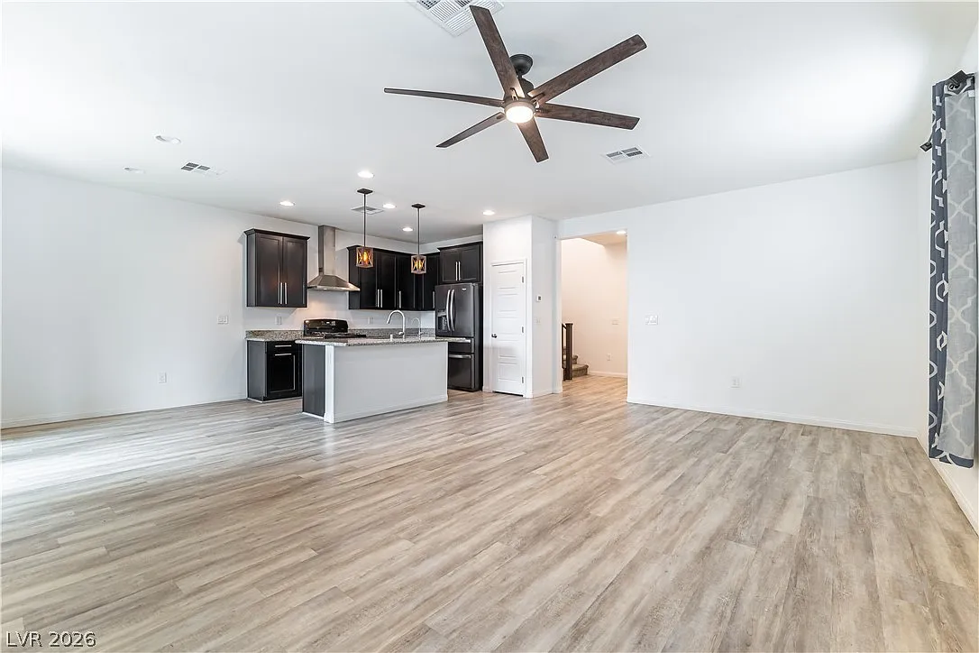 4 bed, 2.5 bath, 1905 sqft, $2,200 — Photo 3