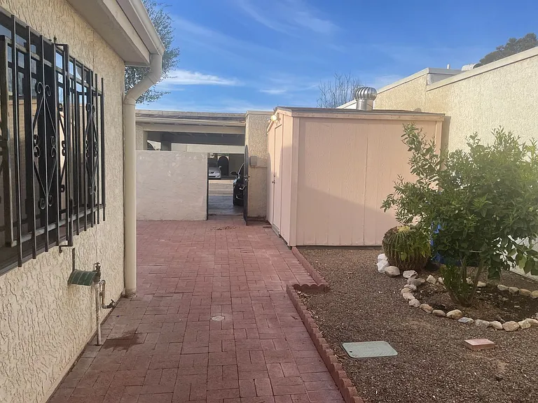 716 N Hayden Dr — Photo 15