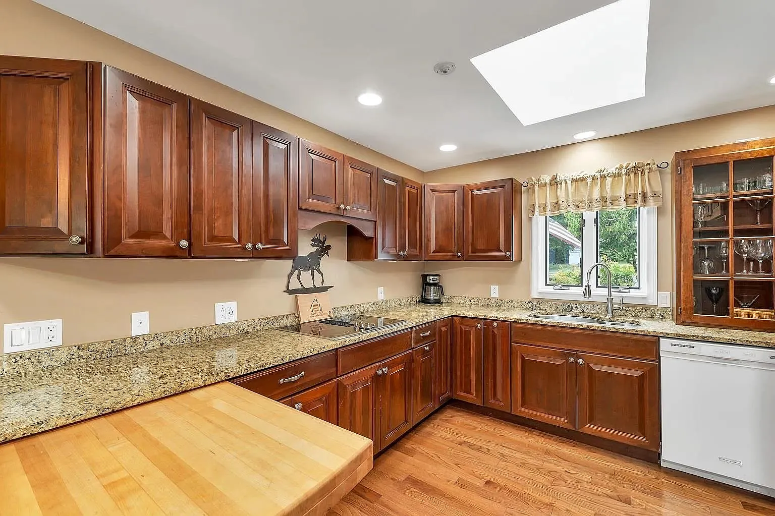 3 bed, 2.5 bath, 2404 sqft, $3,000 — Photo 3