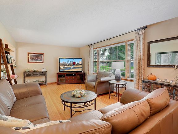 5th image of 11840 Wren St NW