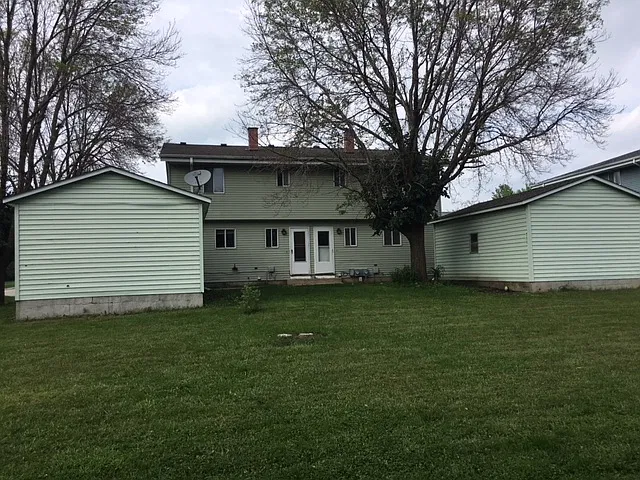 3 bed, 1.5 bath, 1150 sqft, $1,595 — Photo 2