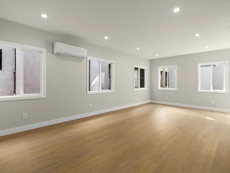 1827 E 4th St #18 — Photo 21