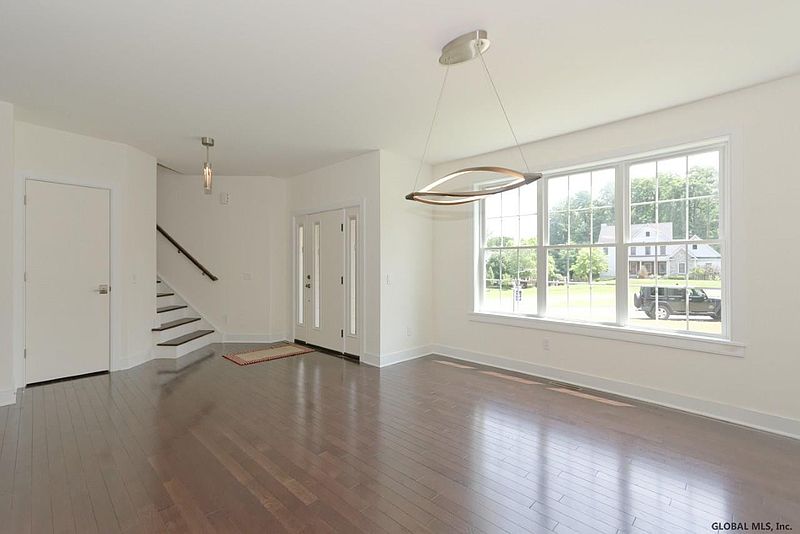5th image of 909 SUSSEX Court