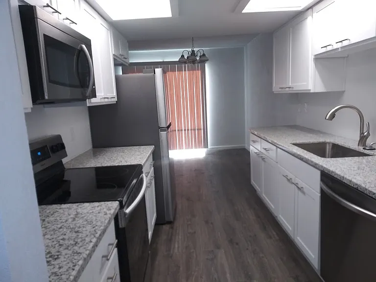 140 Bradshaw Dr #4 — Photo 2