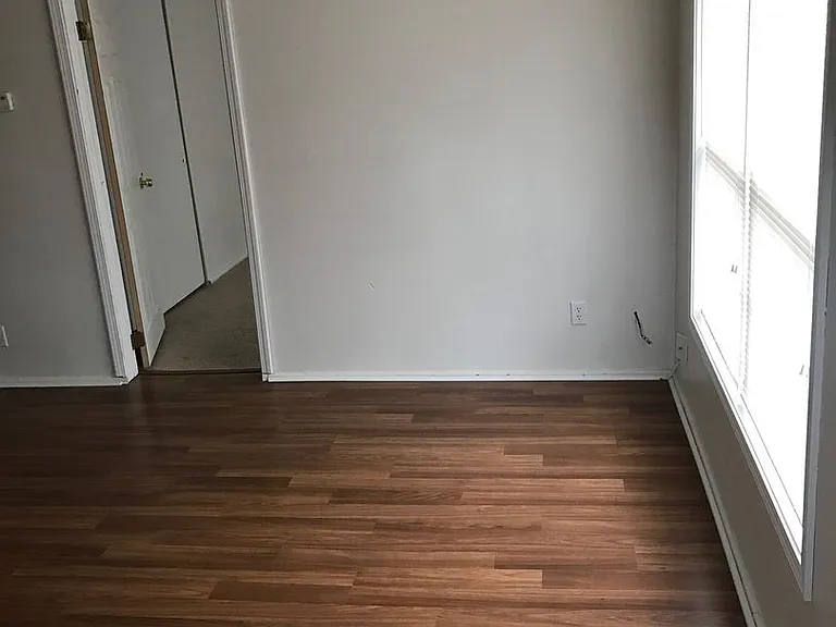 1317 Valley Ln — Photo 12