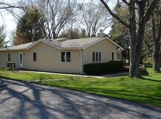 4105 W Lake Shore Dr, Wonder Lake, IL 60097