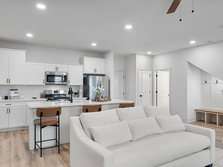 West Heights- BLGD 7 — Photo 1
