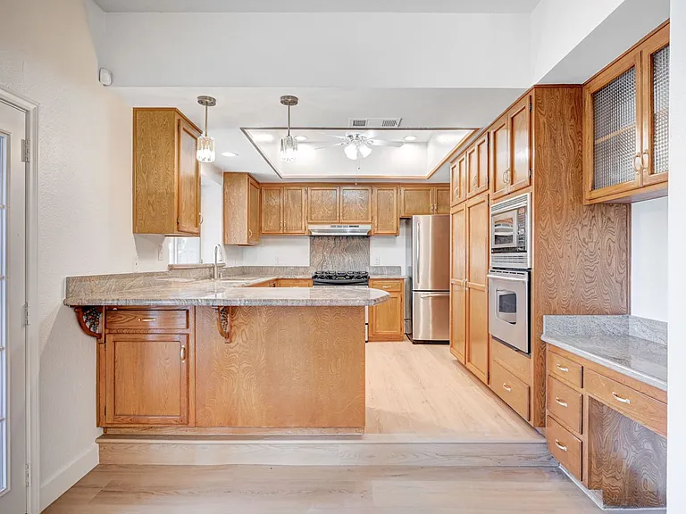 2916 W Oakey Blvd — Photo 4