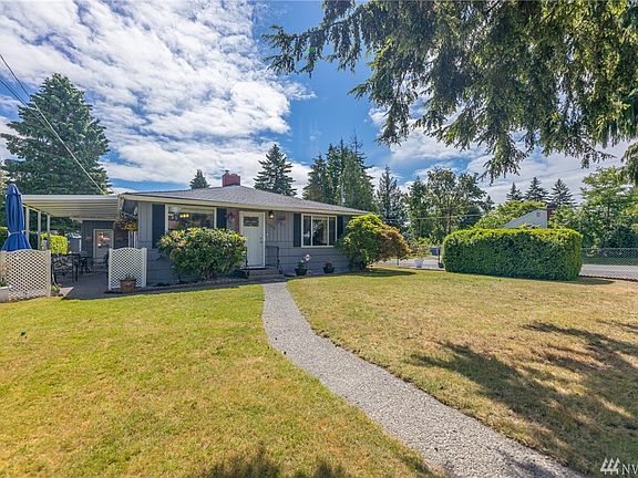 Fully fenced yard and covered outside seating