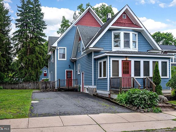 3rd image of 407 Reading St