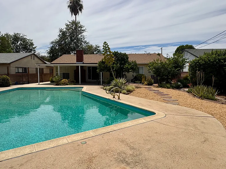 7928 Owensmouth Ave — Photo 2