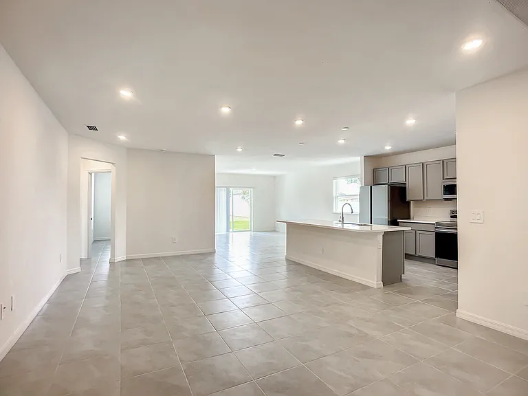 736 SW 5th St — Photo 11
