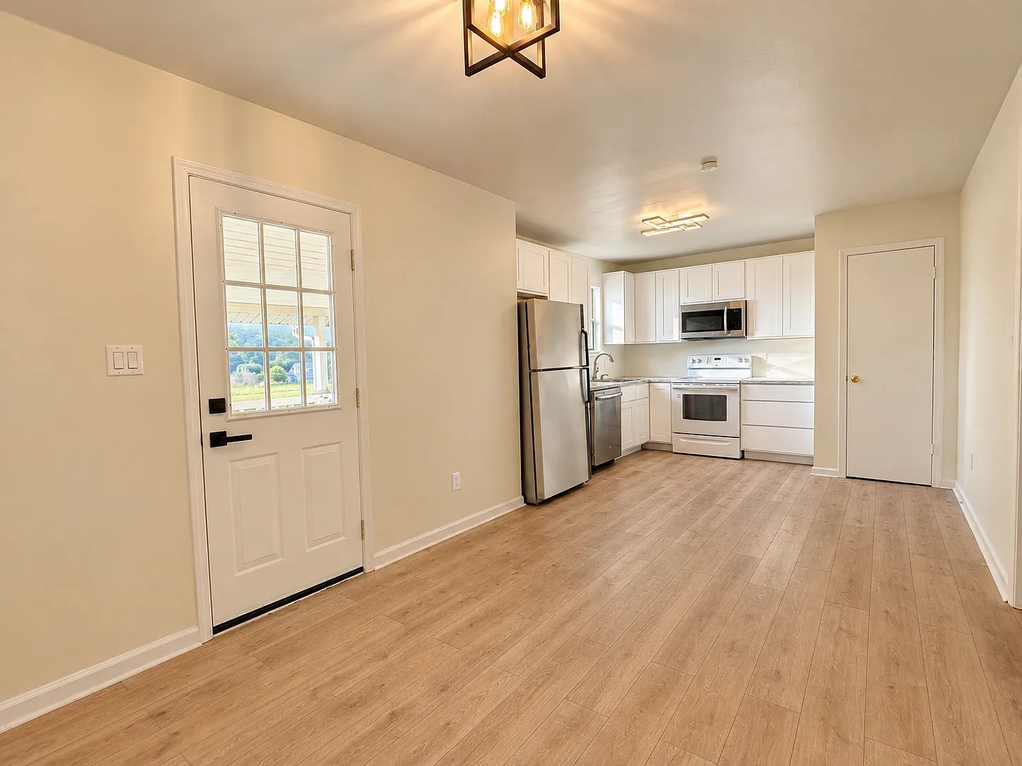 3 bed, 1909 sqft, $1,875 — Photo 3