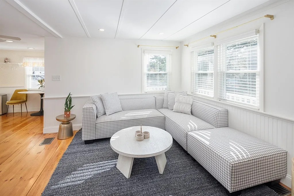 2 bed, 1.5 bath, 1186 sqft, $2,500 — Photo 2