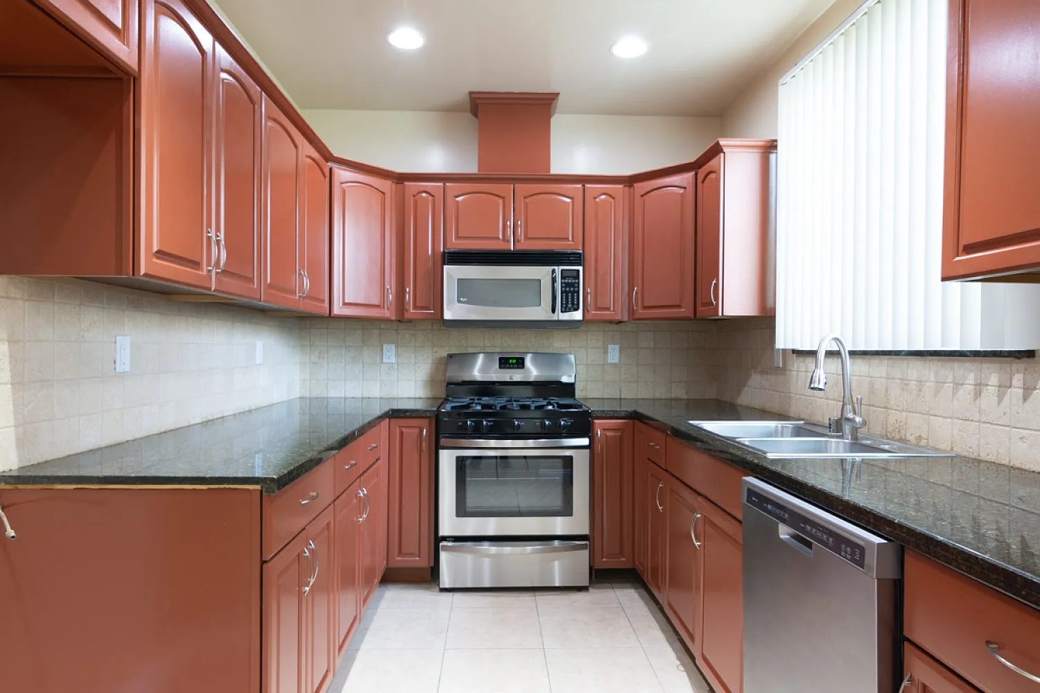 3 bed, 1260 sqft, $3,950 — Photo 3