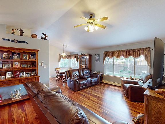3rd image of 646 W Tomahawk Cir