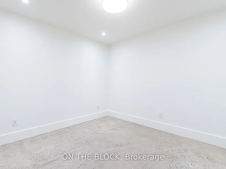 1041 College St — Photo 13