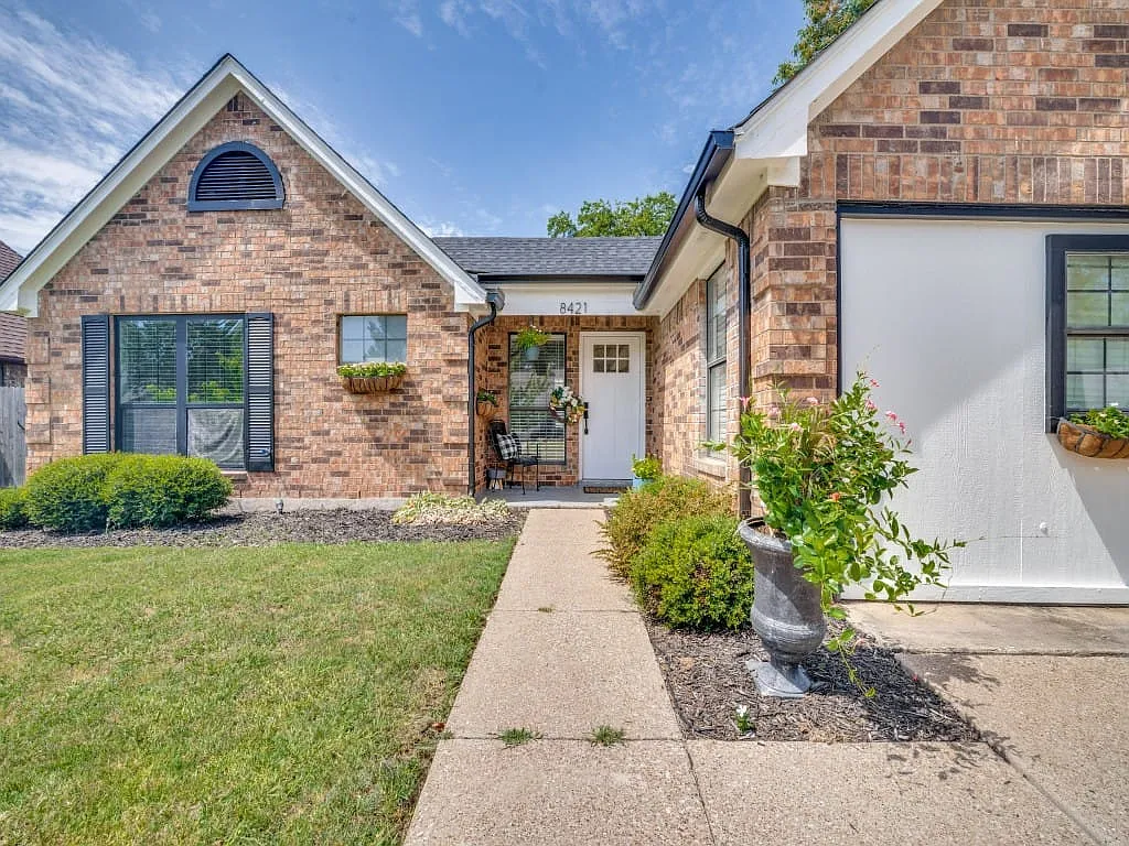 3 bed, 2.0 bath, 1736 sqft, $2,300 — Photo 3