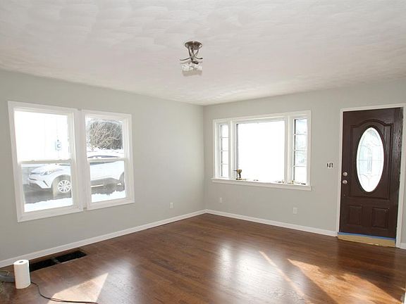 5th image of 8 Lois Ave