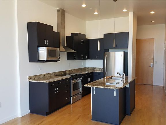 5th image of 2958 N Syracuse St Unit 402